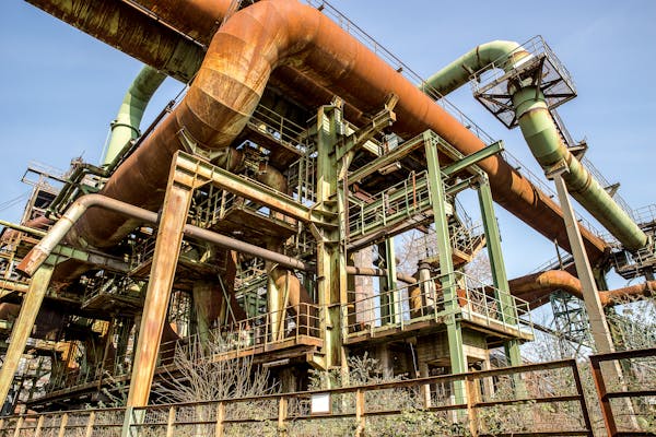 Ректификационная колонна нефтехимического комбината